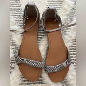 Women’s size 7 silver metallic braided flat sandal from Gap.